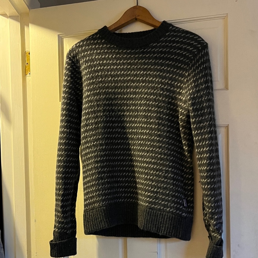 Patagonia Men's Black and Gray Crewneck Sweater